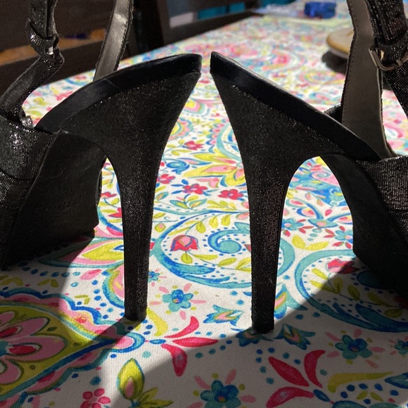 Perfect for NYE Guess heels - Picture 4 of 5